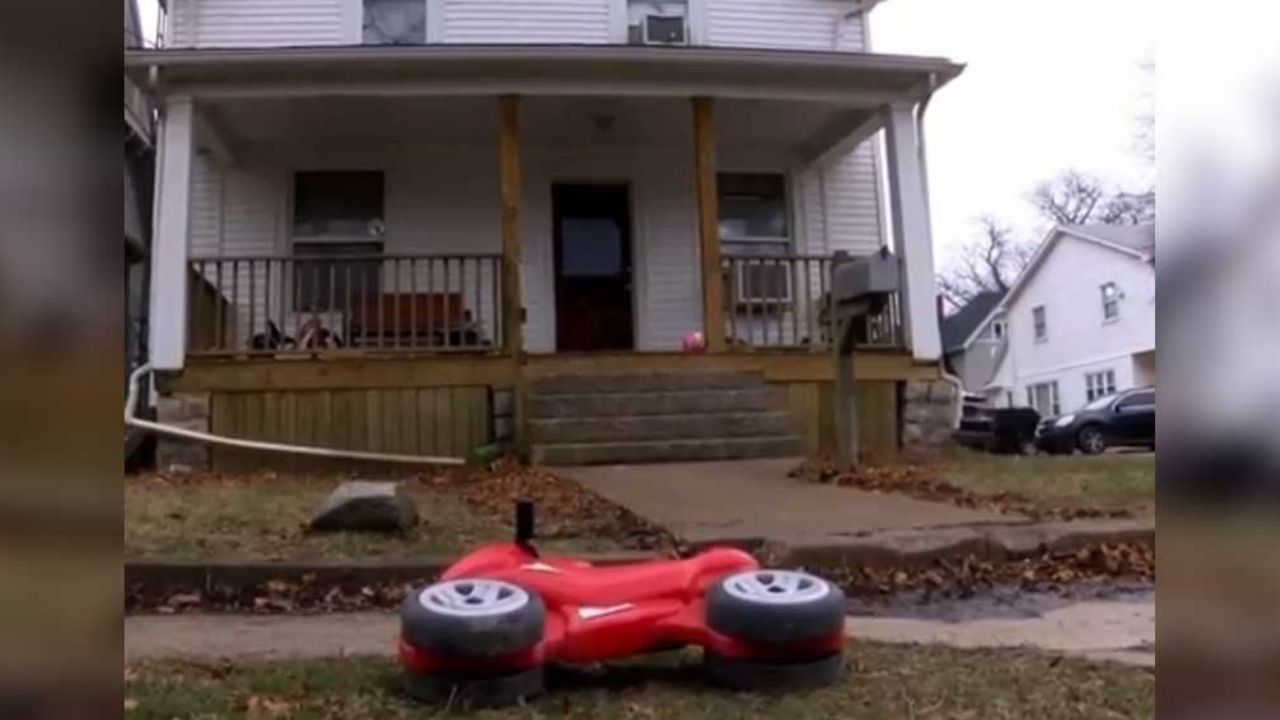 Niño ‘huye’ de guardería en moto de juguete; Policía lo halla solo en calle