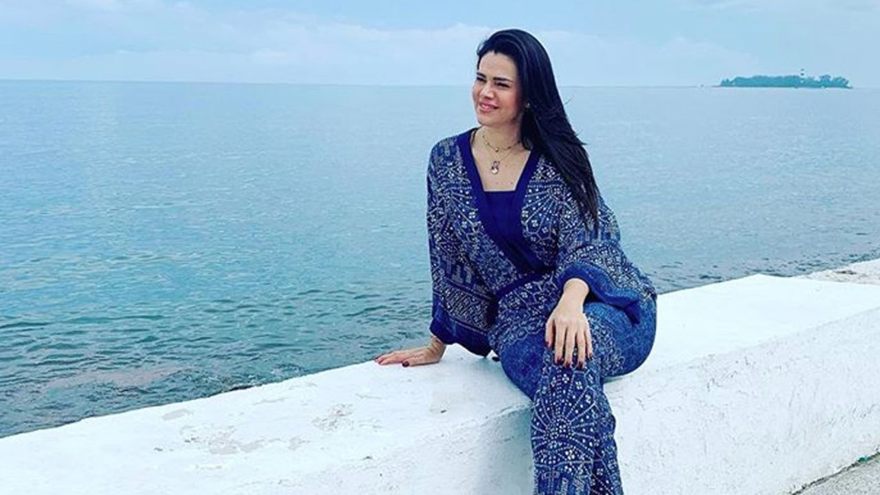 VIDEO: Luz Elena González desata bajas pasiones con asfixiante vestido