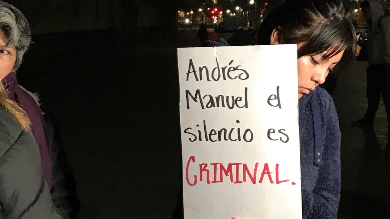 Protestan con pintas a las puertas de Palacio Nacional por feminicidios