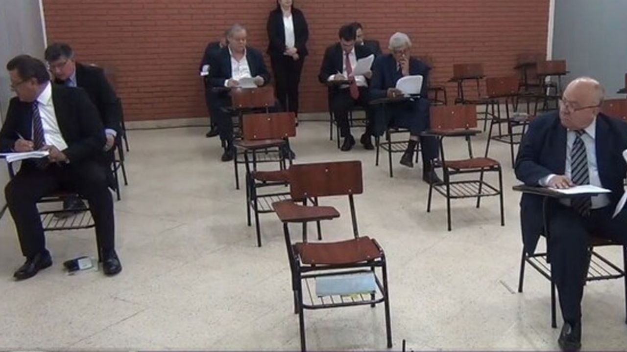 VIDEO: Captan a aspirantes a jueces de la Corte ‘soplándose’ en pleno examen