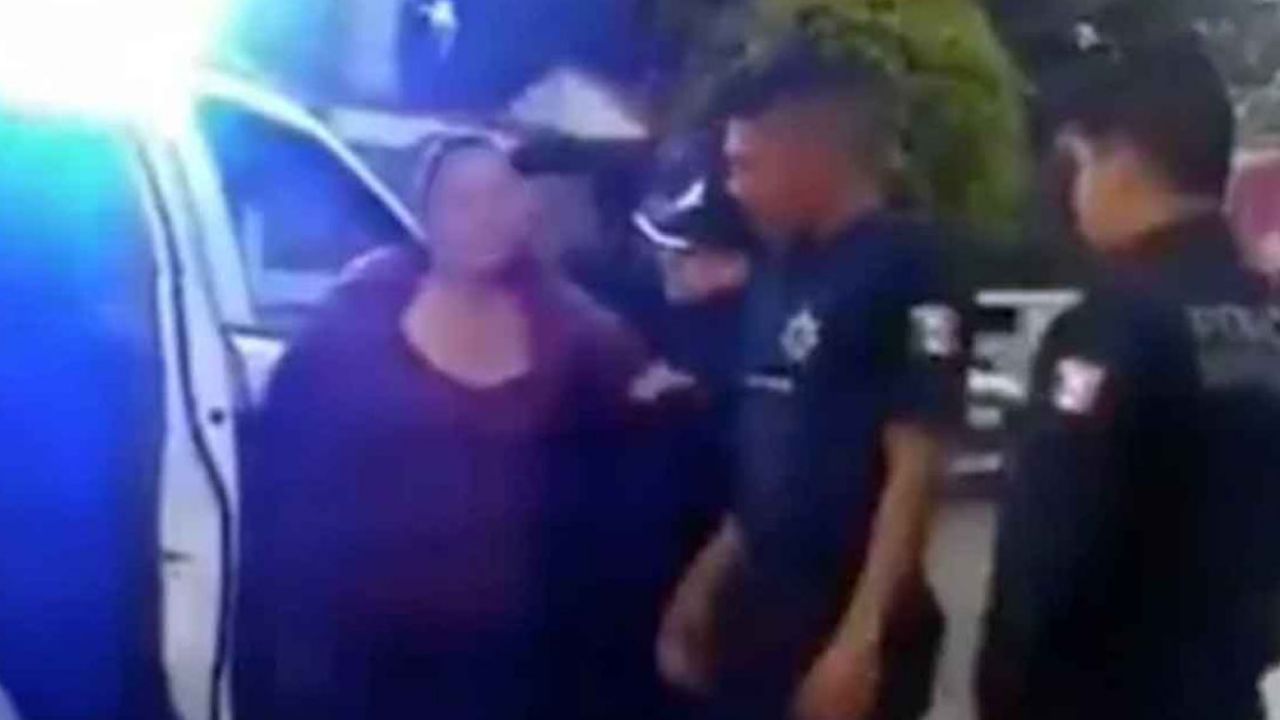 VIDEO: Frente a su niña, detienen a mujer con cáncer que vende helados
