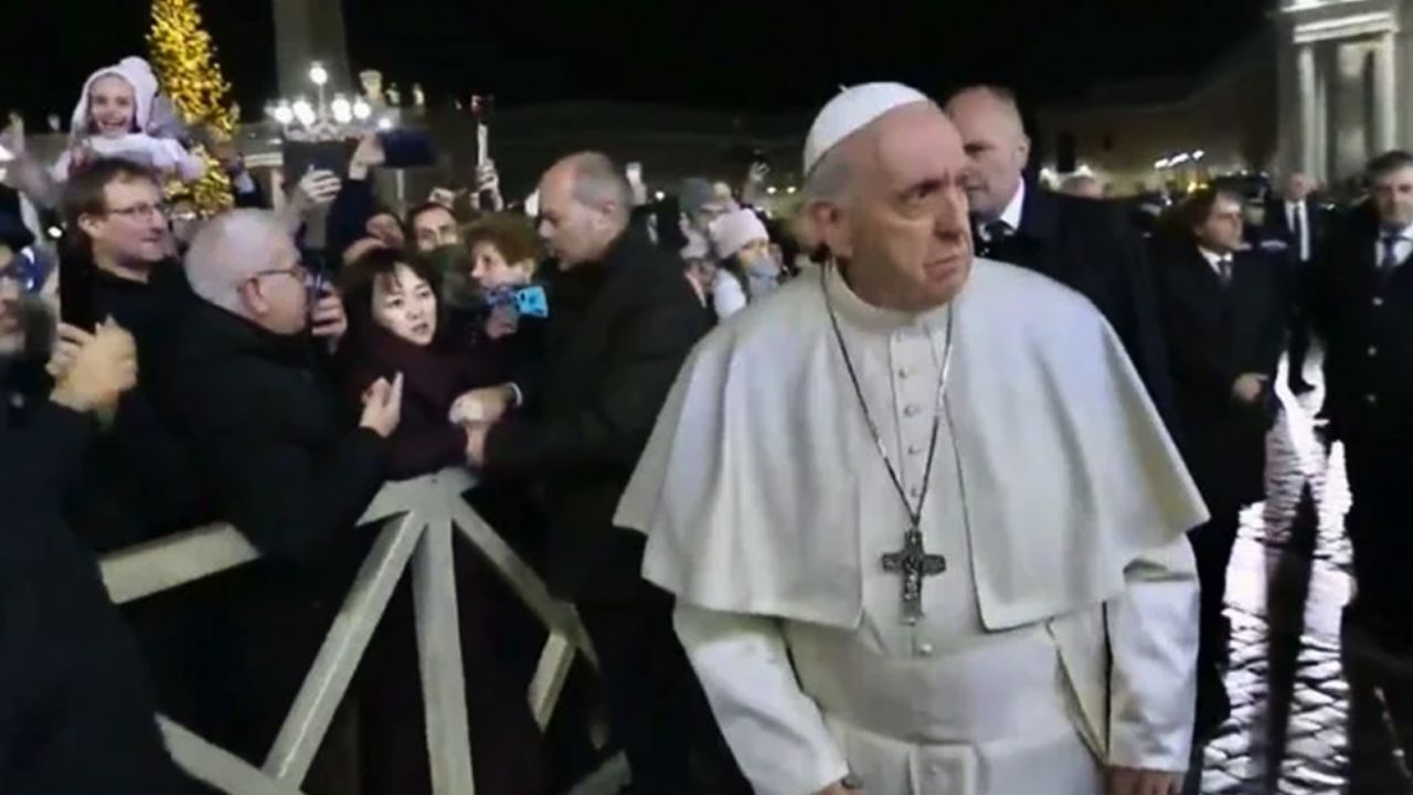 Papa Francisco se reúne con mujer que le dio manotazo en la Plaza de San Pedro