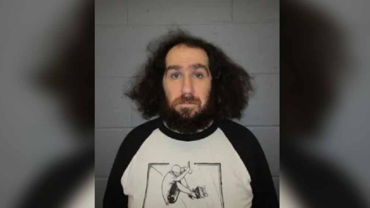 Sujeto agrede a joven ‘pro-Trump’; hijo del mandatario le muestra su apoyo