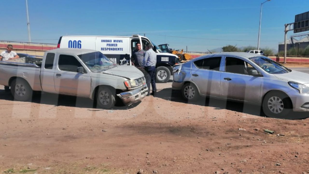 Choque entre camioneta y un sedán al sur de Obregón deja daños materiales
