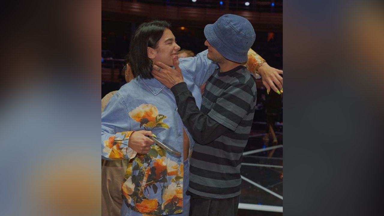 Dua Lipa comparte íntimo momento desde la tina con Anwar Hadid