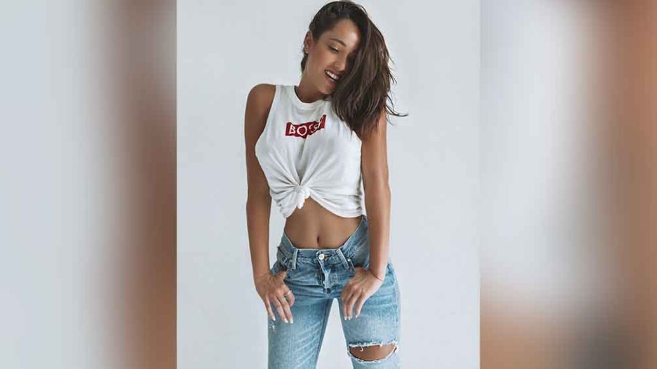 Sobre el sofá, Keyla Caputo cautiva a sus seguidores en lencería transparente