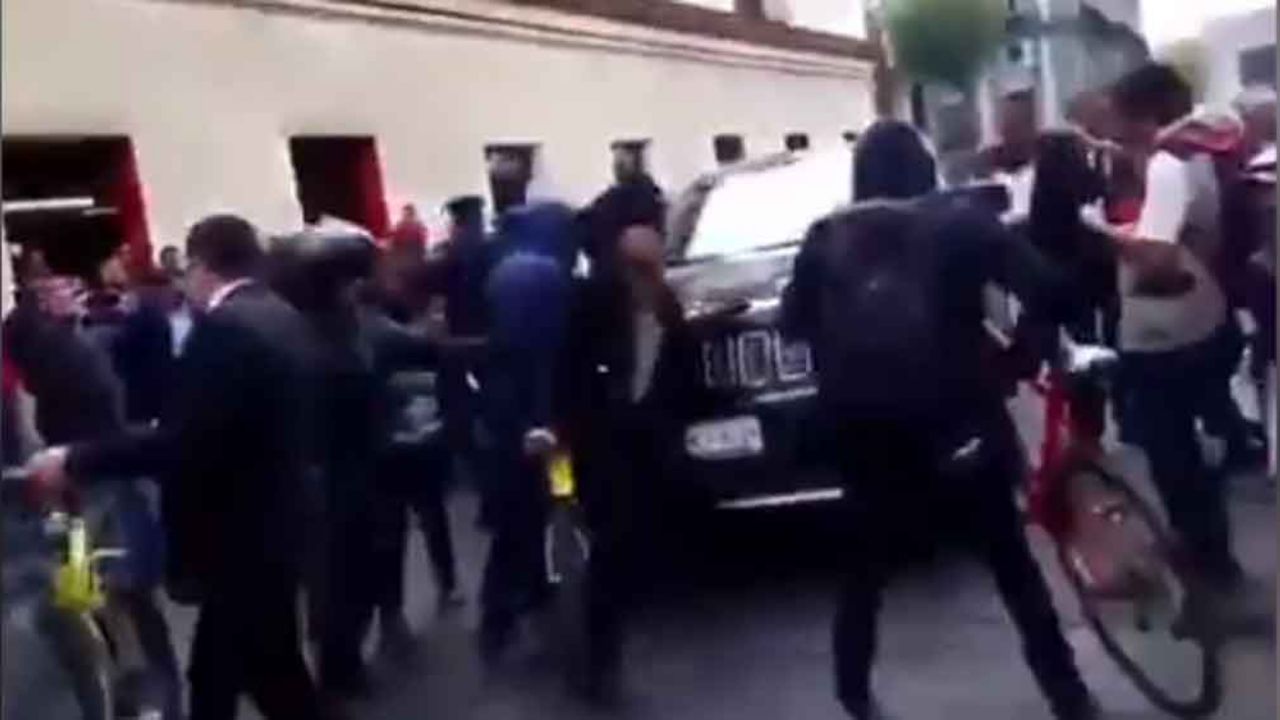 Legislador de Morena embiste a un estudiante durante una manifestación