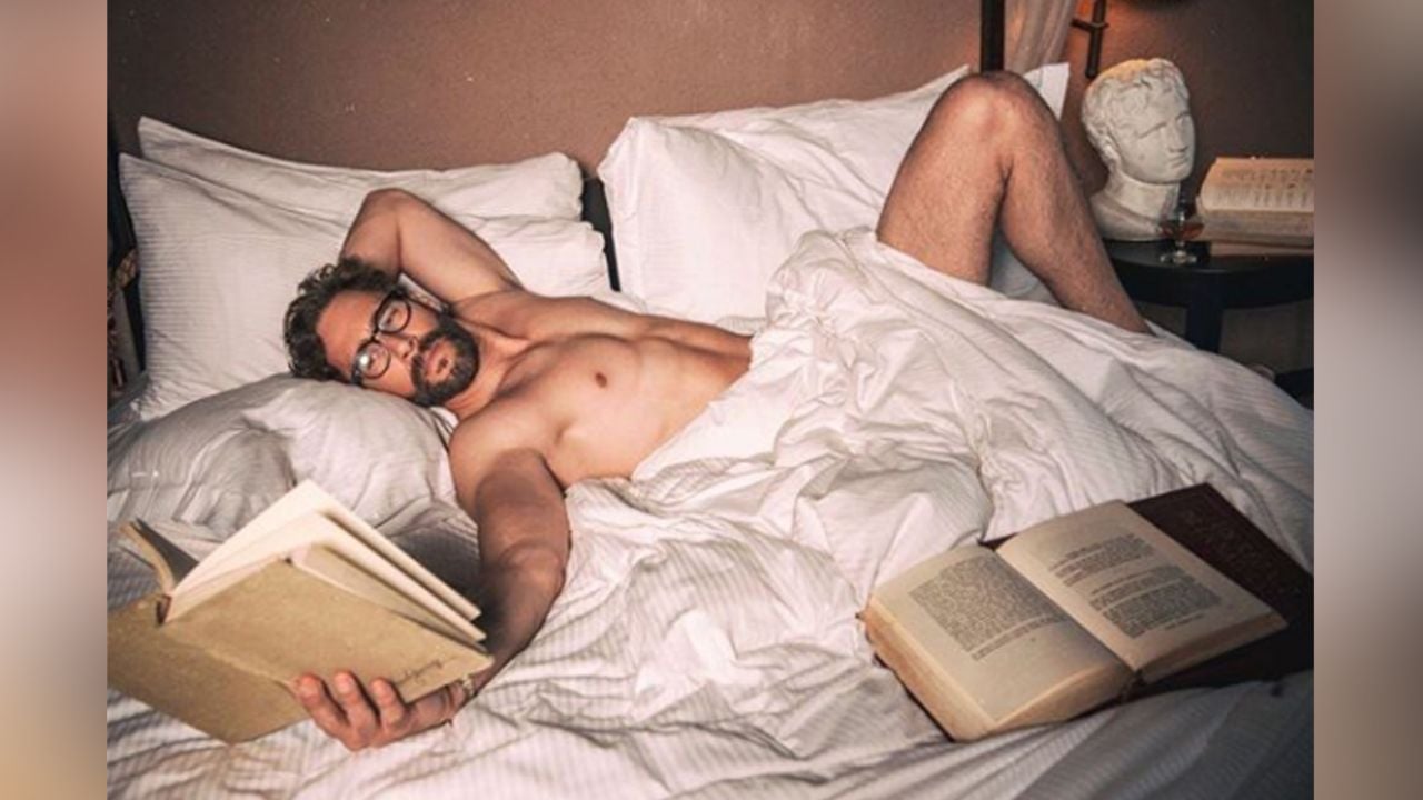 “Cosa más rica”: Carlos de la Mota acalora al posar con toalla en la cintura