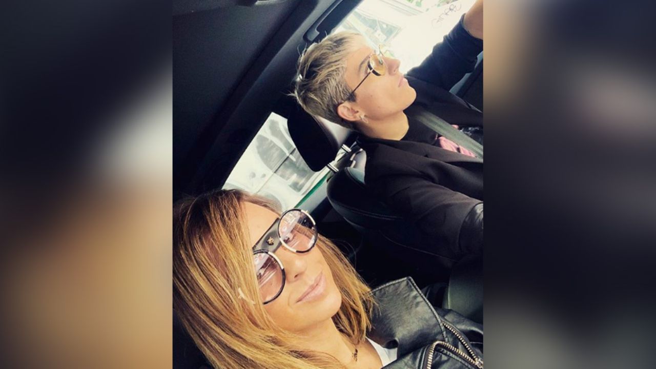 ¡Viva el amor! Maca Carriedo ‘enloquece’ Twitter al dar tremendo beso a su novia