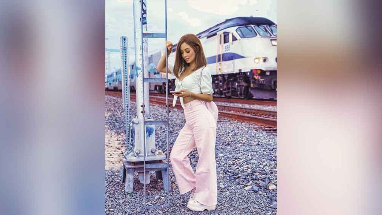 ¡Diosa! Caeli enciende Instagram en descubierto vestido arriba del sofá