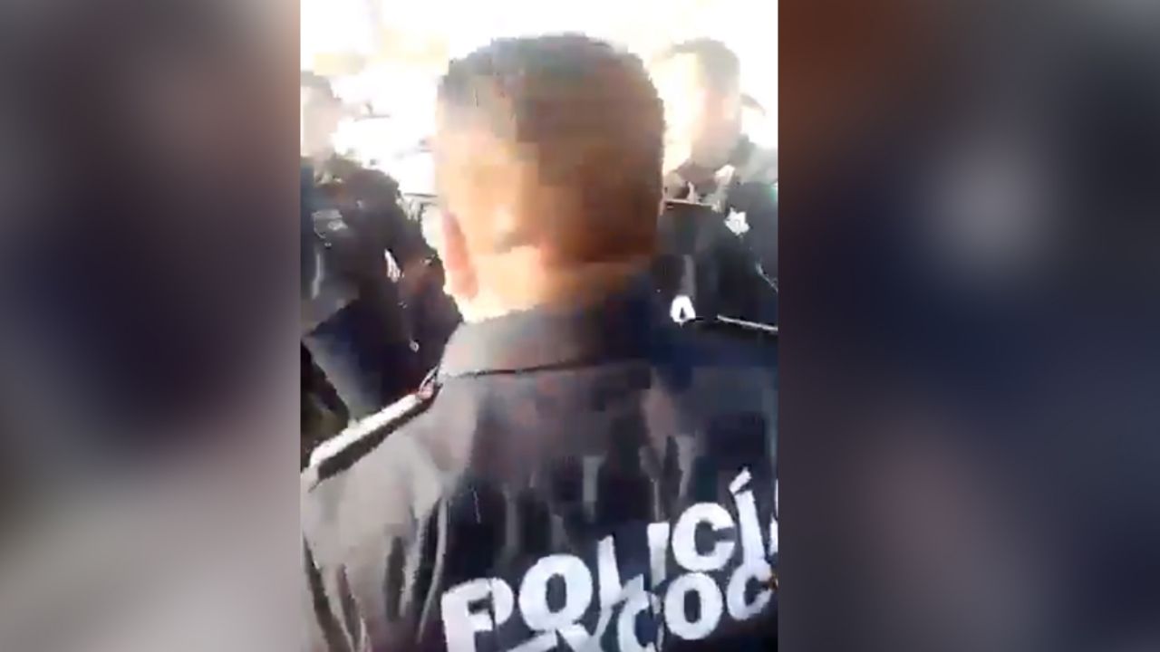 VIDEO: Federales y policías municipales se van a los golpes en Texcoco