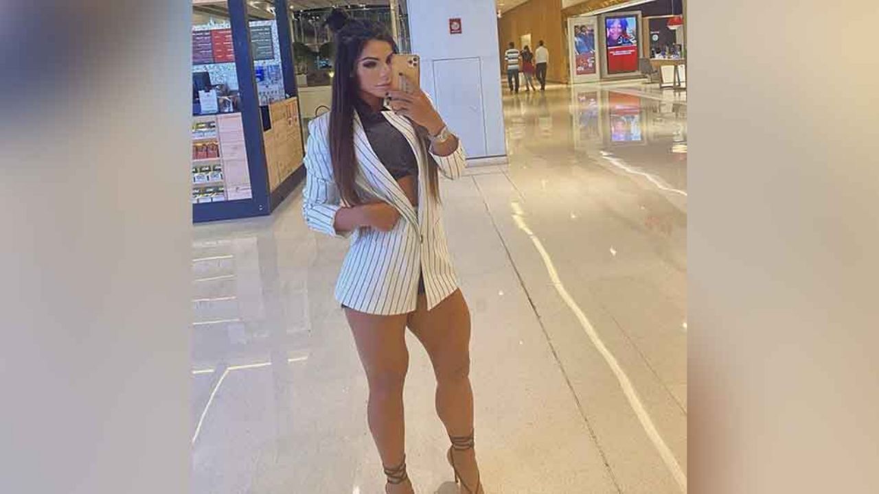 Enmascarada y con descarado escote, Suzy Cortez deja boquiabiertos a fans