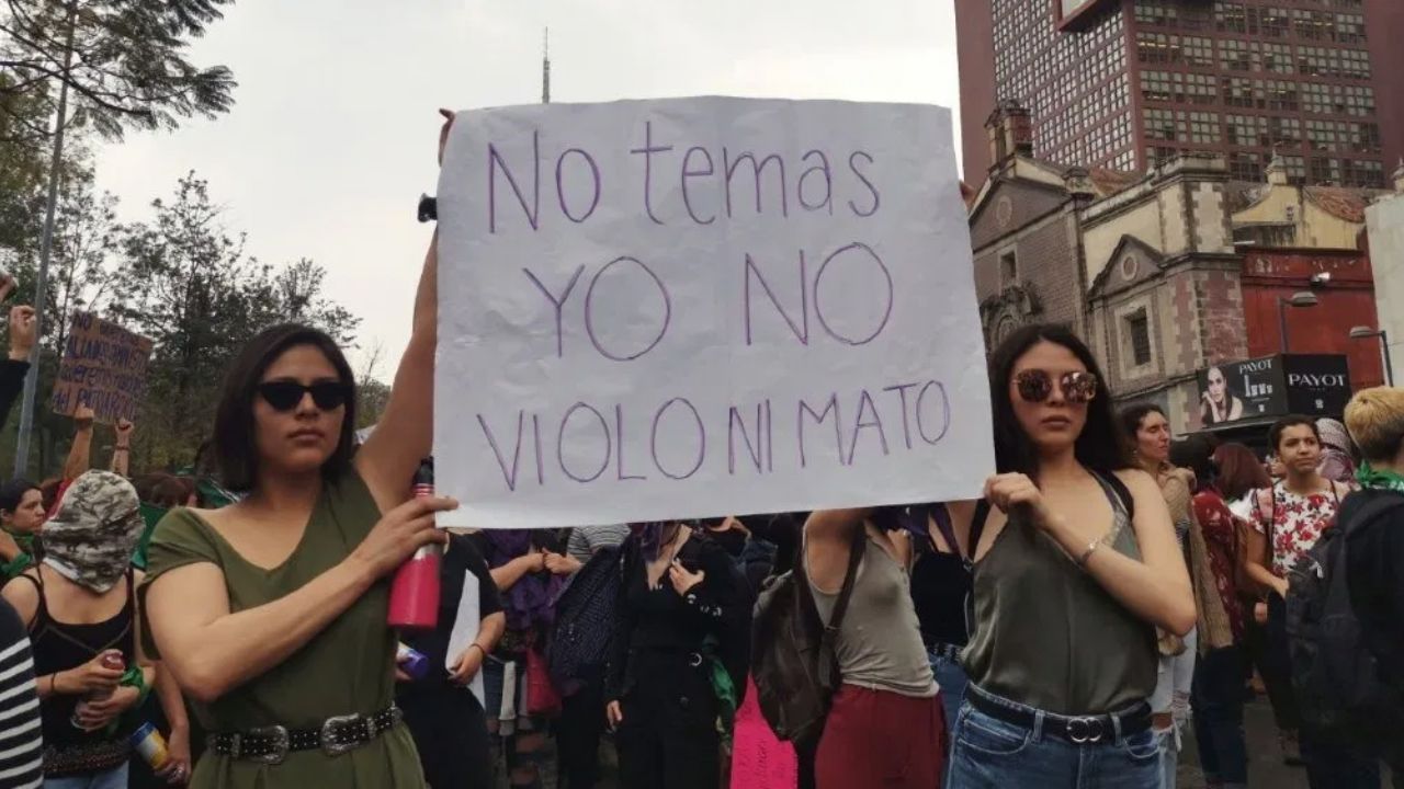 VIDEOS: Así avanza la marcha feminista por Ingrid Escamilla en CDMX