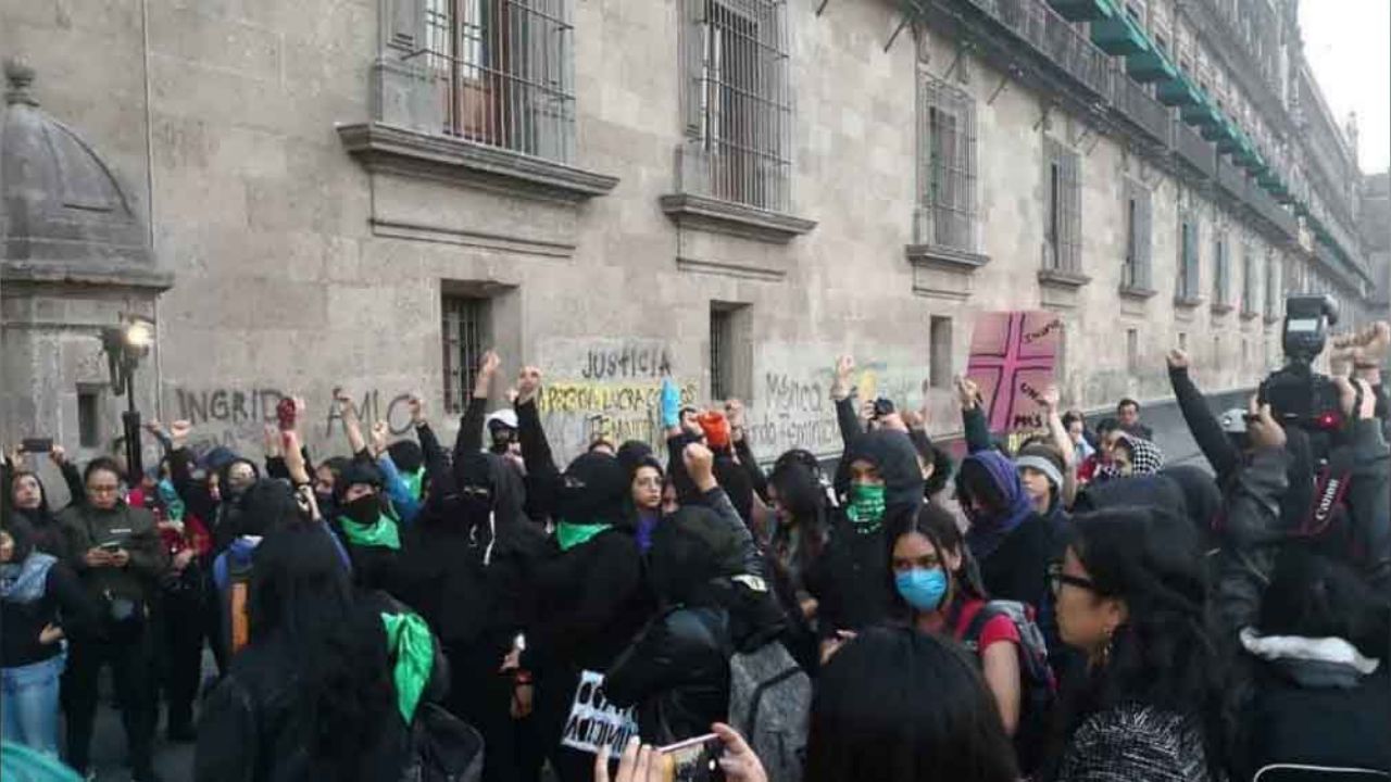 En manifestación por el feminicidio de Ingrid, mujeres incendian camión