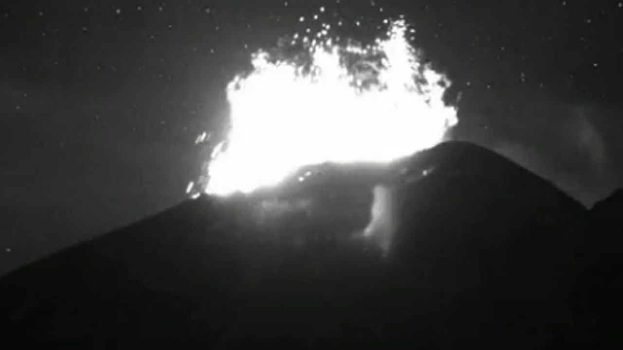 VIDEO: Popocatépetl emite explosión; lleva 24 horas de actividad y 2 sismos