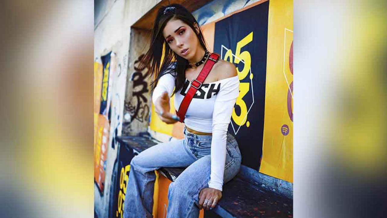 Sobre la arena, Danik Michell exhibe su escultural figura en diminuto bikini