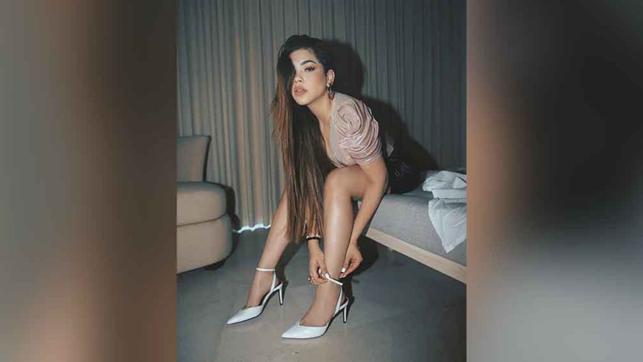 Sobre el sofá, Kenia Os enciende Instagram al posar en minivestido