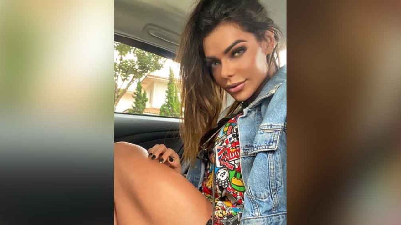 Sentada en el sofá, Suzy Cortez desata bajar pasiones en translúcido traje