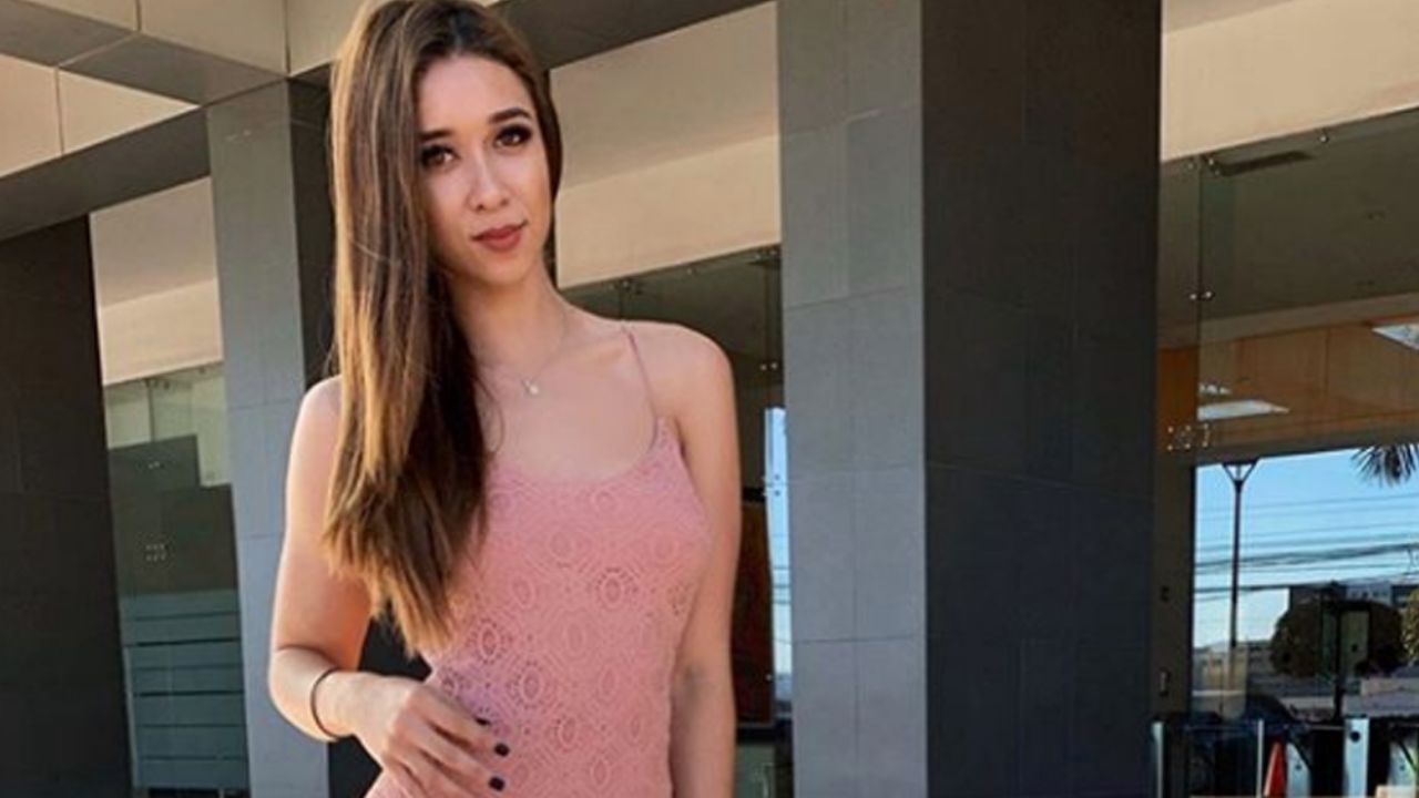 VIDEO: La ‘Chica del clima’ hondureña luce tremendas piernas en minifalda