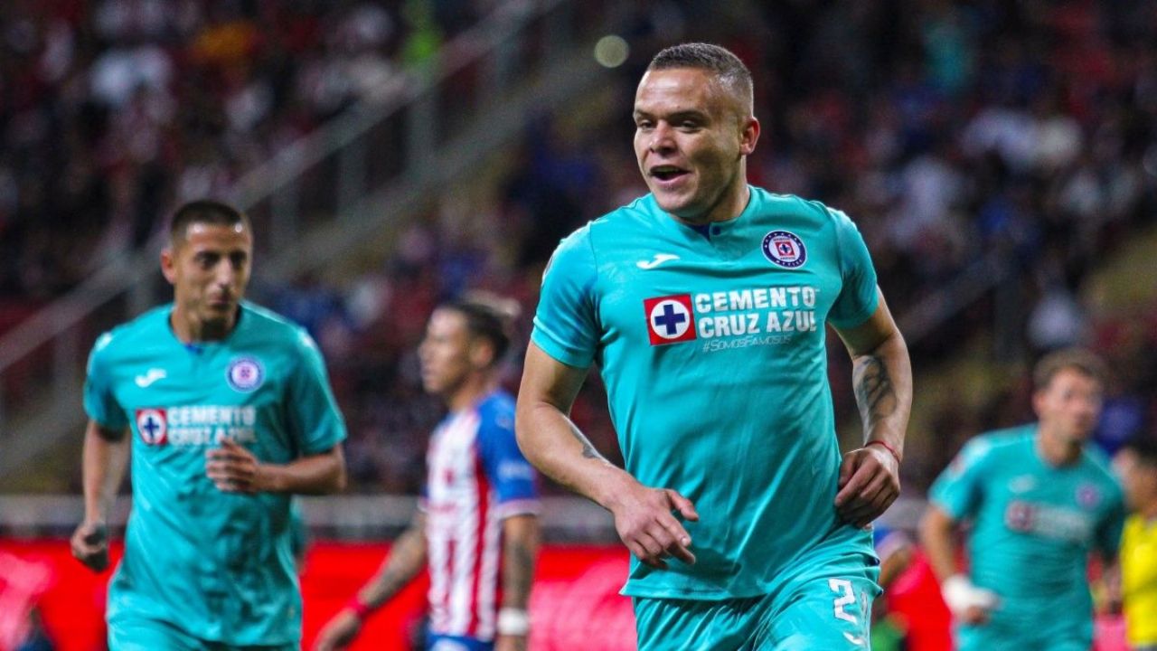 Adrián Aldrete le da el triunfo al Cruz Azul ante unas disminuidas Chivas