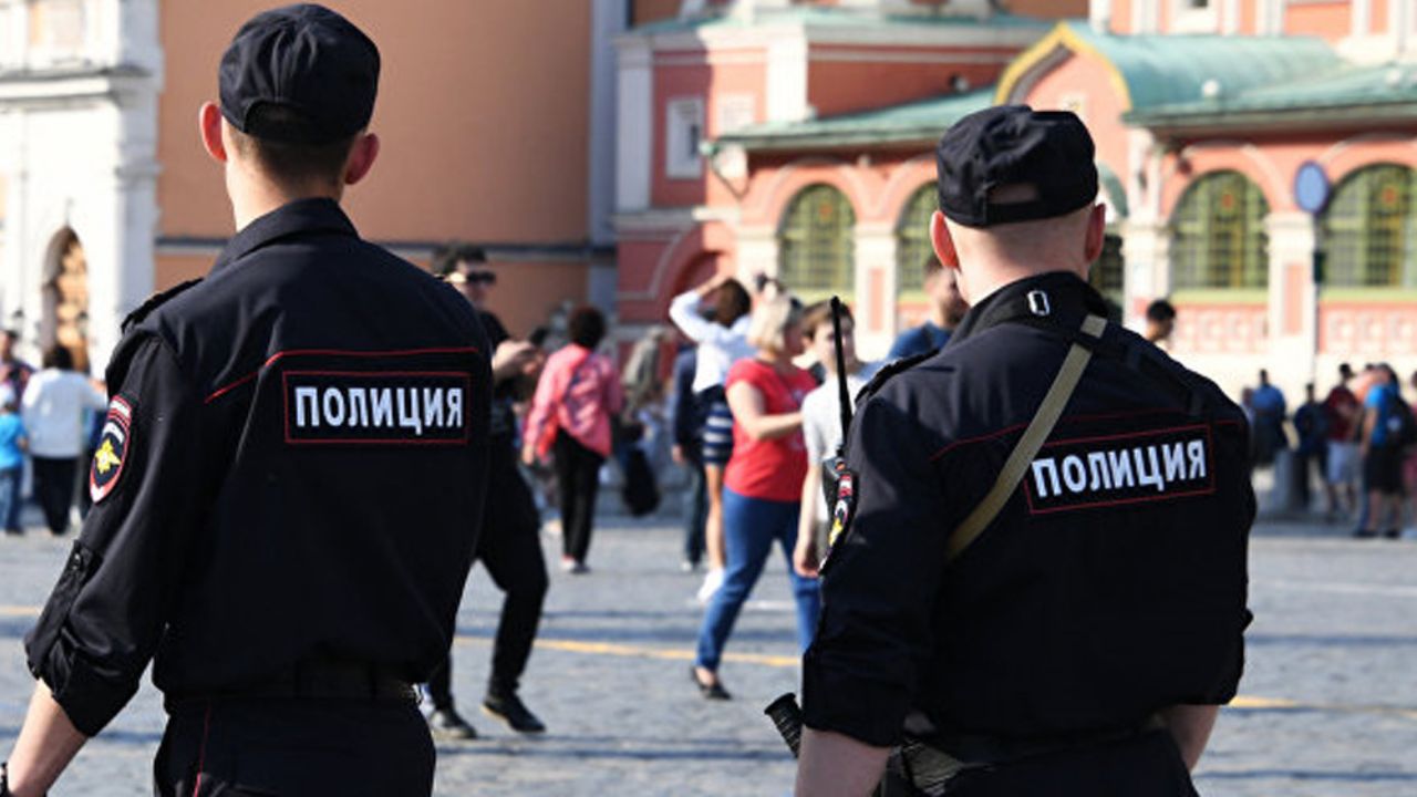 Sangrienta ceremonia: Joven de 26 años ingresa a templo de Moscú y apuñala a 2