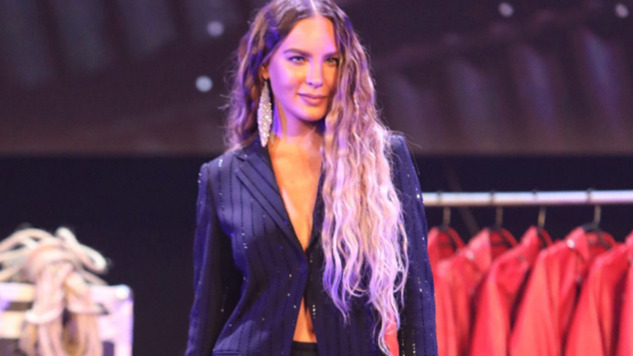 VIDEO: Belinda se quita la ropa y luce su figura con sexy lencería en Instagram