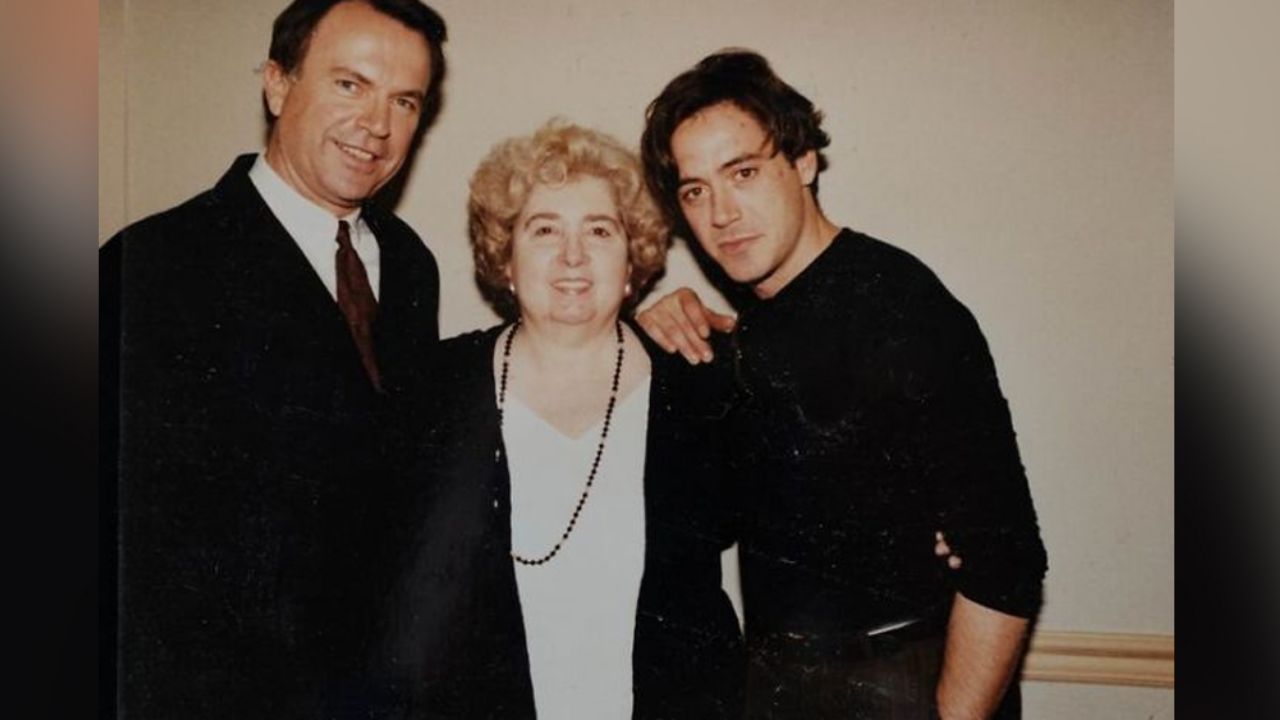 Al lado de Johnny Depp, mujer causa sensación en Twitter con álbum de fotos