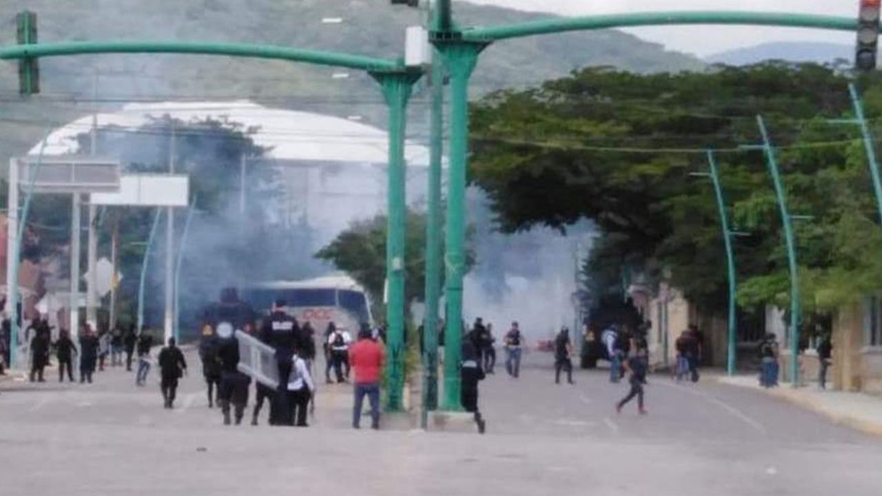 VIDEO: Policías y normalistas se enfrentan en Chiapas; hay 20 heridos