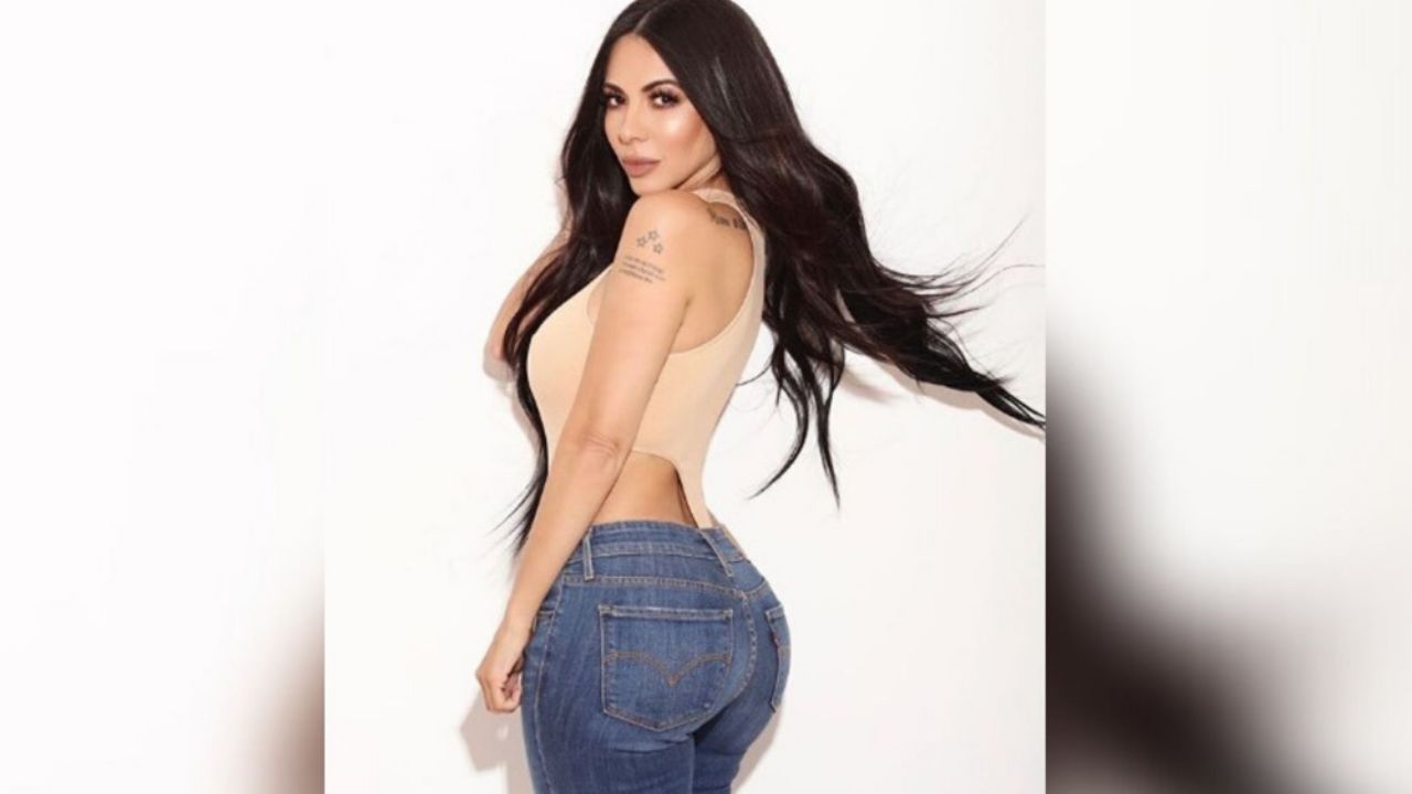 Jimena Sánchez luce sus sensuales caderas con pequeña tanga en la alberca