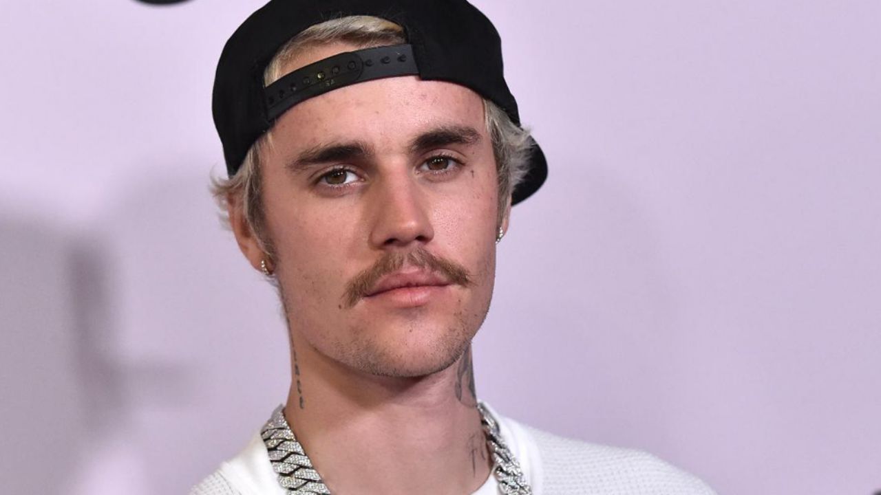 VIDEO: Justin Bieber cede a la presión de sus fans y se despide de su bigote