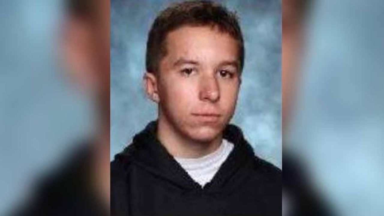 Joven mata a tiros su madre y hermano menor; hirió de bala a su padre y huyó