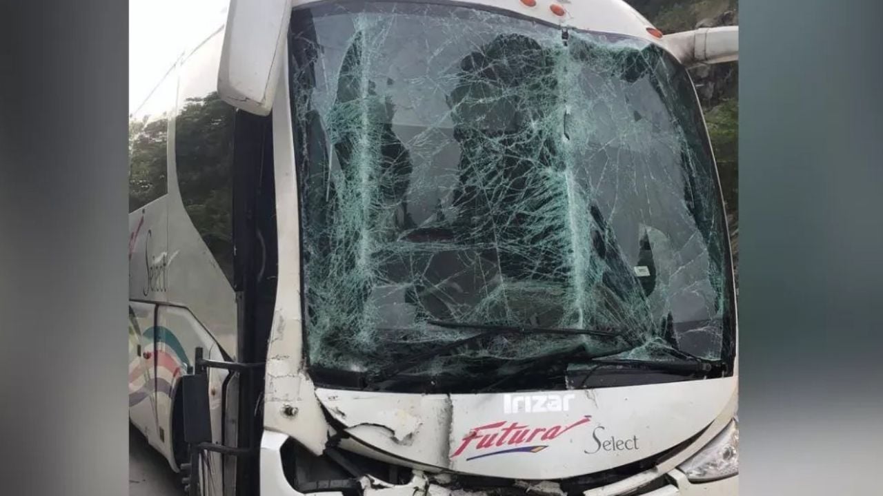 Autobuses de pasajeros se impactan de frente en carretera de Guerrero