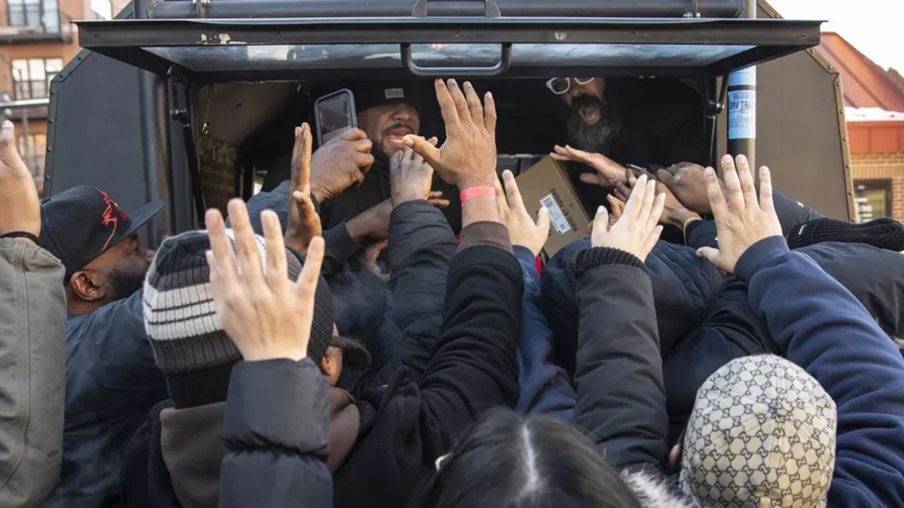 VIDEO: Kanye West regala tenis Yeezy a la gente desde minitanques rusos