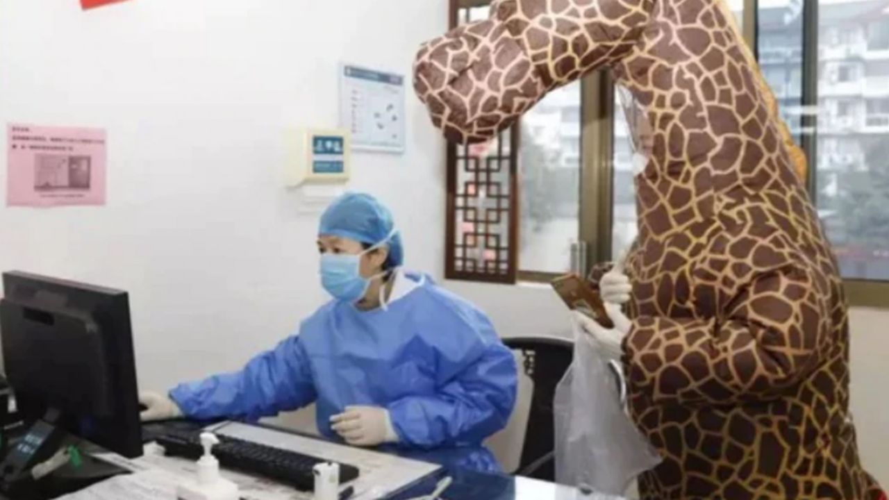 Mujer china sale a la calle disfrazada de jirafa para cuidarse del coronavirus