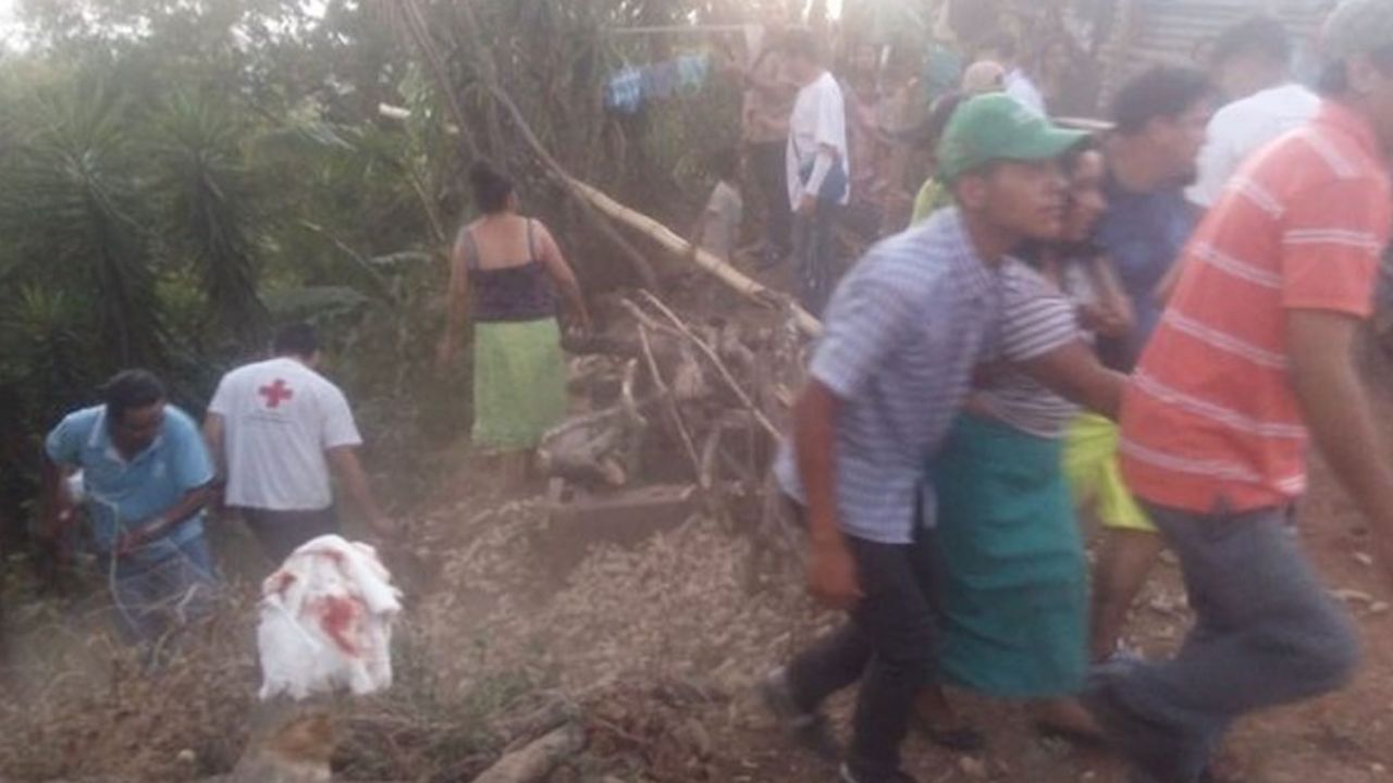 Al menos 4 muertos y 21 heridos tras caer autobús a barranca en El Salvador