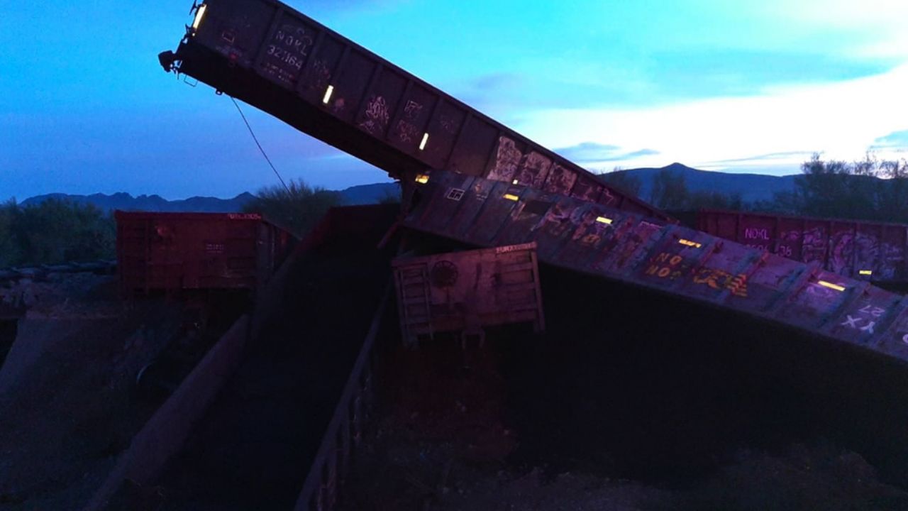 Tren carguero se descarrila en Vícam; hay un muerto y al menos tres heridos