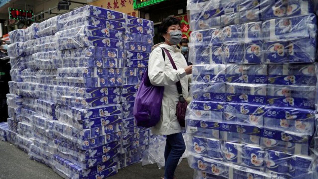 Por miedo al coronavirus, roban a mano armada papel higiénico en Hong Kong