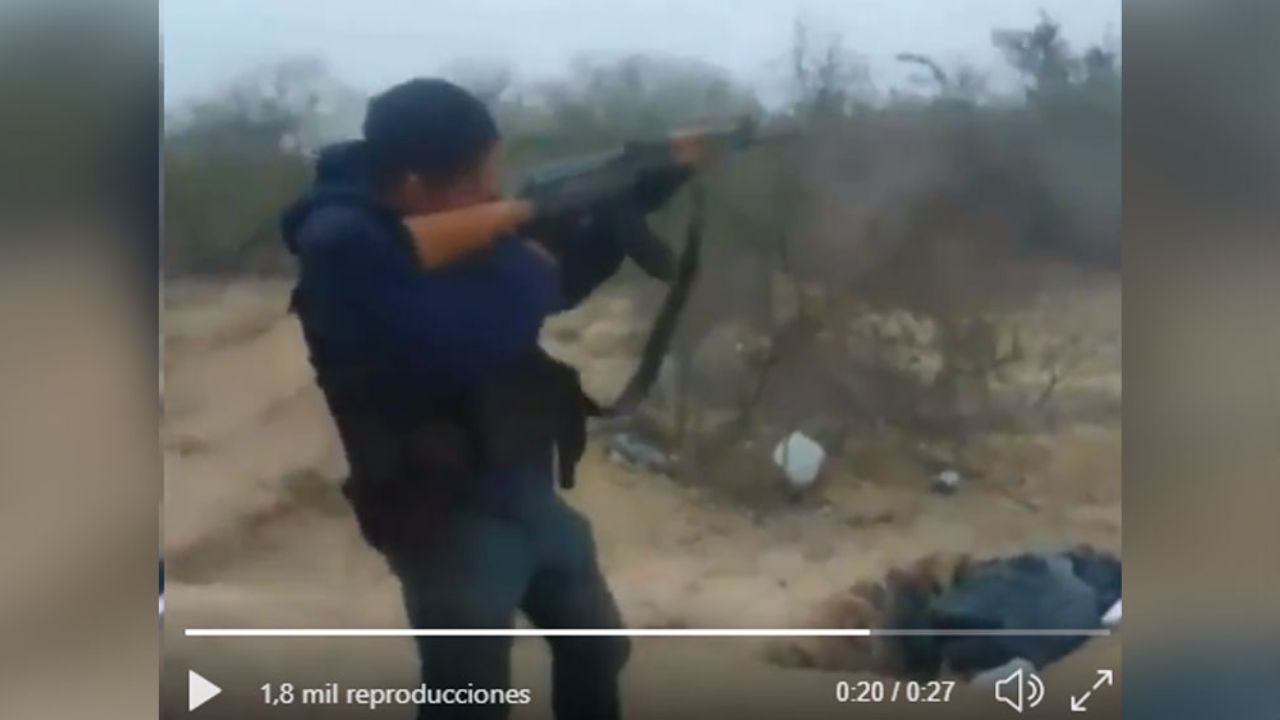 VIDEO: Los Metros practican tiro con ‘cuernos’ rodeados de fosas clandestinas