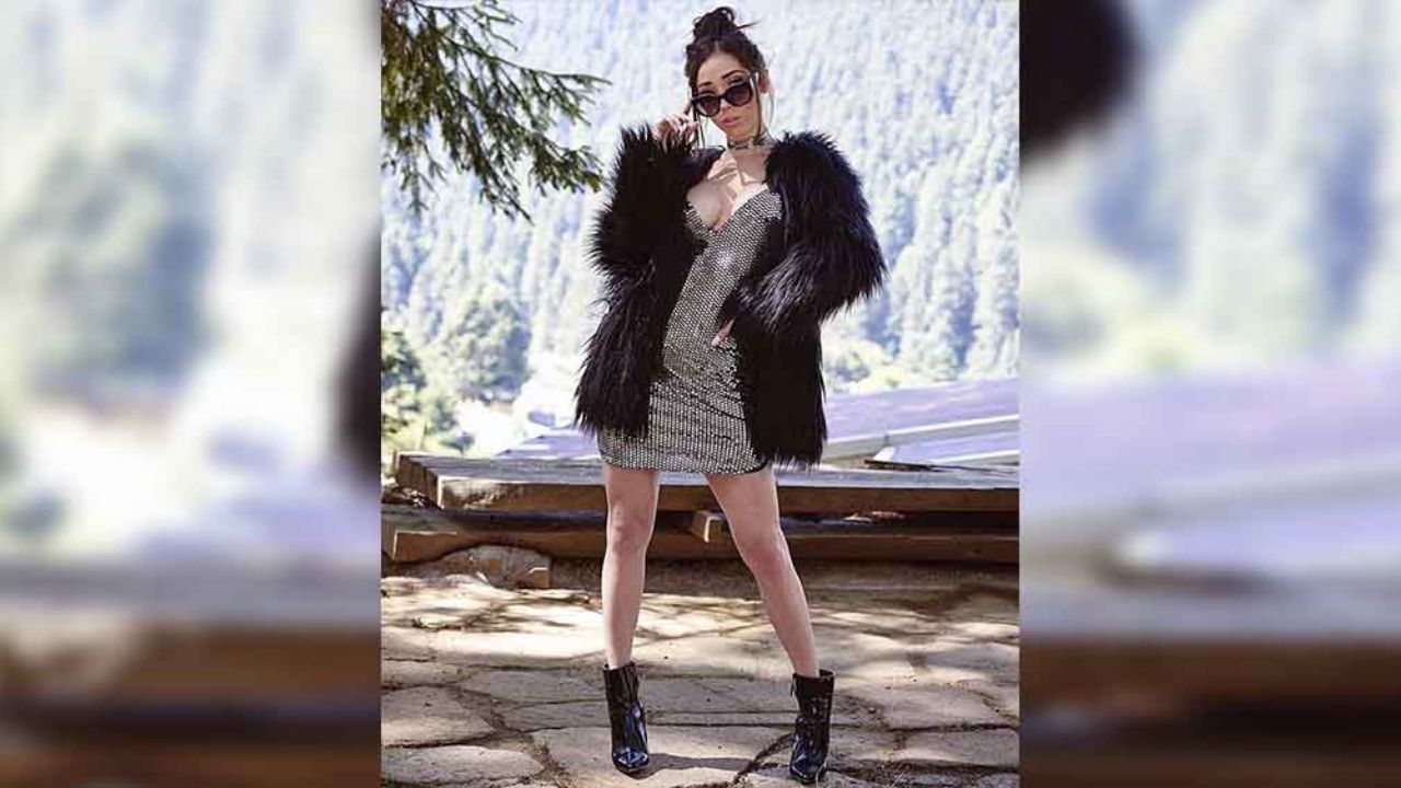 Danik Michell cautiva a sus seguidores al correr en la cancha con falda corta