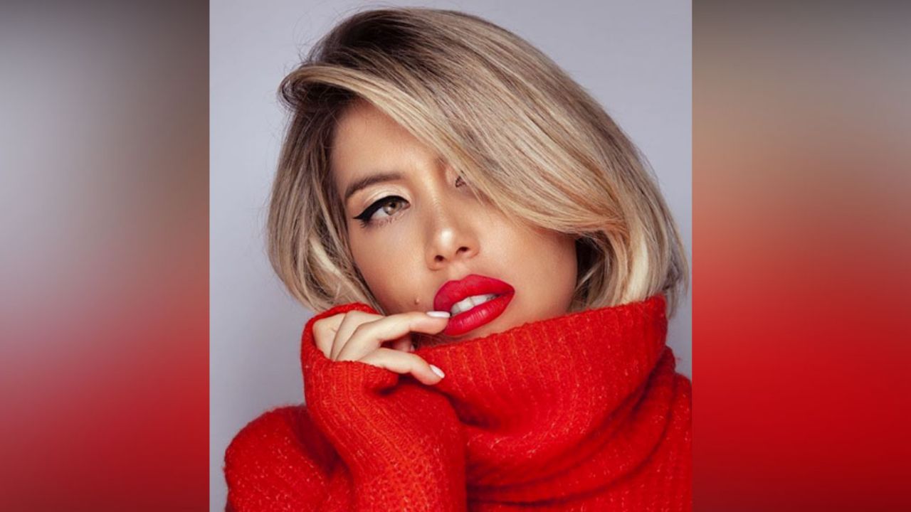 Desde un balcón, Wanda Nara ignora al pudor y posa en traje de baño