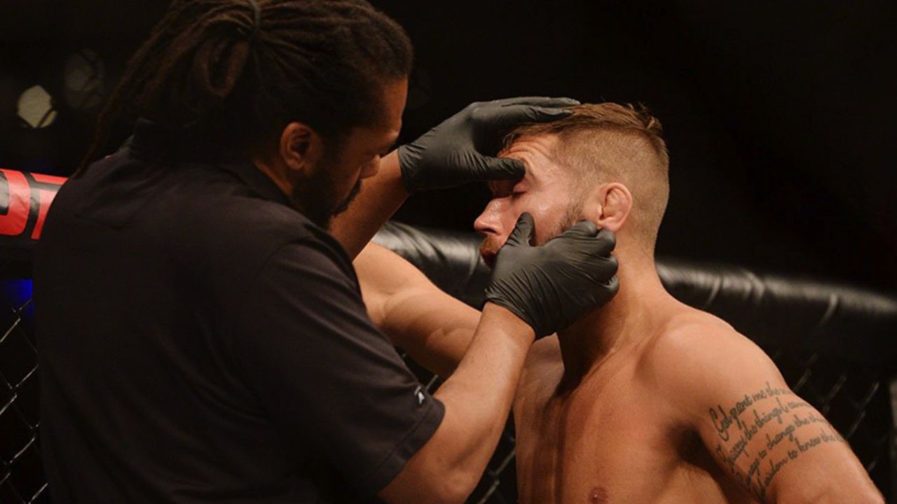 VIDEO: Tras pelea de 15 segundos, fans de la UFC enfurecen y lanzan cerveza