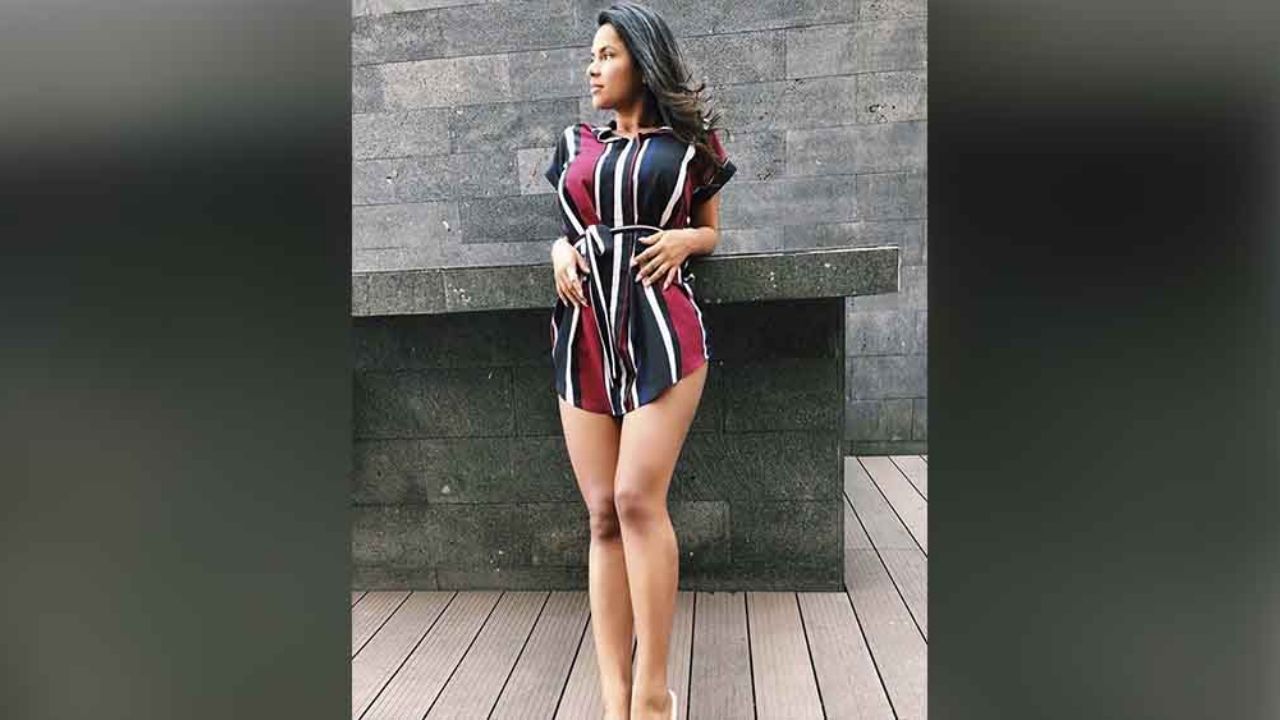 En diminuto bikini, Ania Gadea realiza sexy movimiento de cadera