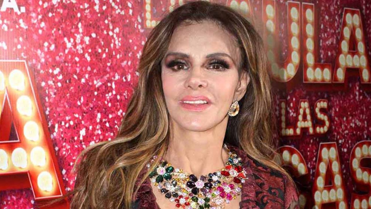 ¡Qué descaro! Sorprenden a Lucía Méndez con un ‘chupetón’ en el cuello