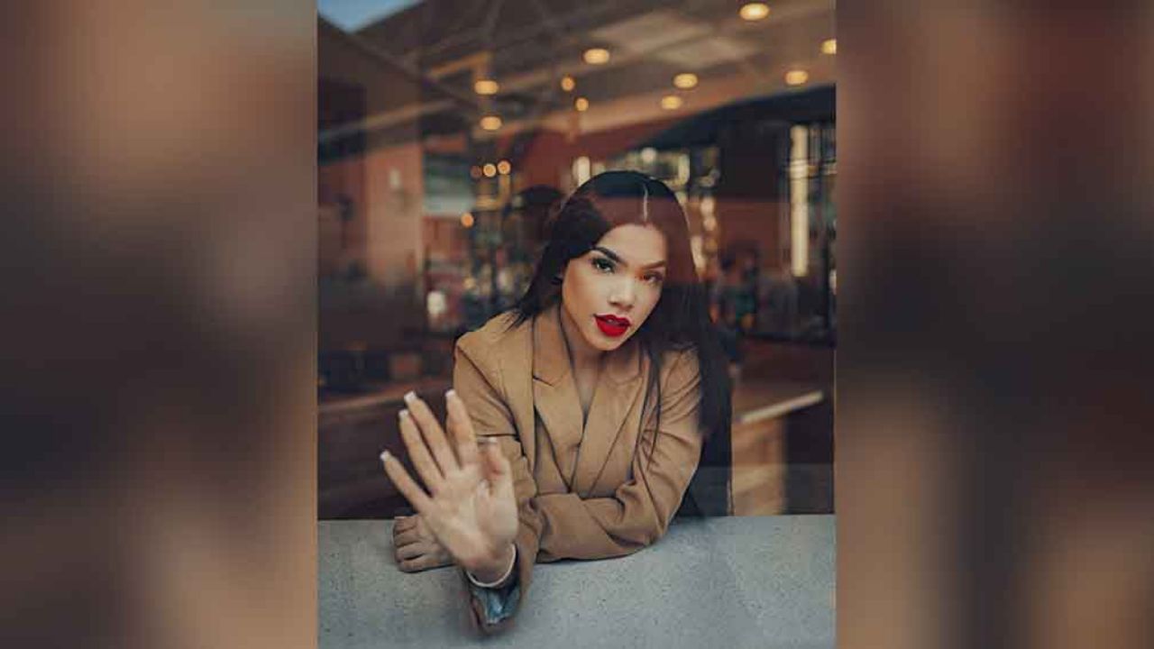 Kenia Os resalta sus pronunciadas curvas con un encarnado vestido