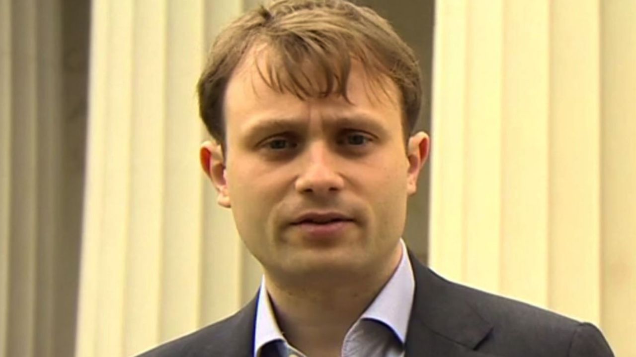 Tras comentarios racistas, asesor de Boris Johnson anuncia su renuncia