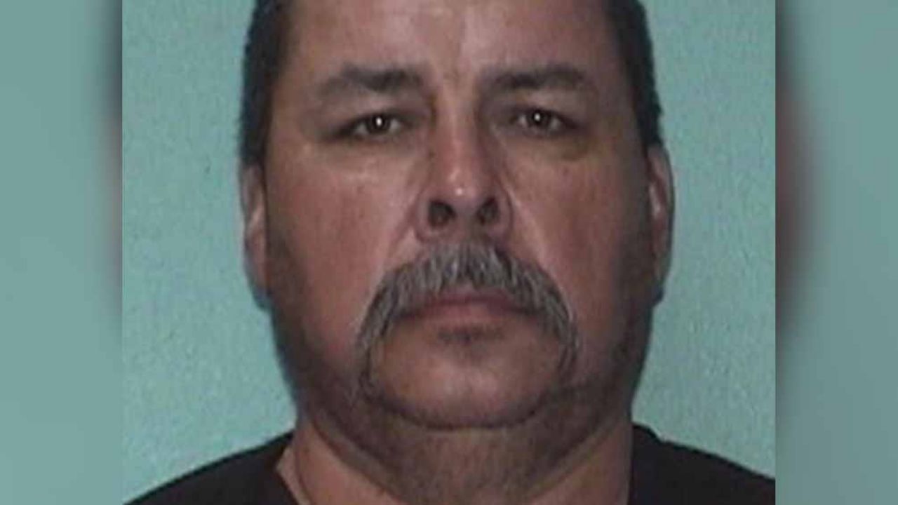 Maestro persigue a alumna tras tocarla en clase; la menor se defiende y lo acusa