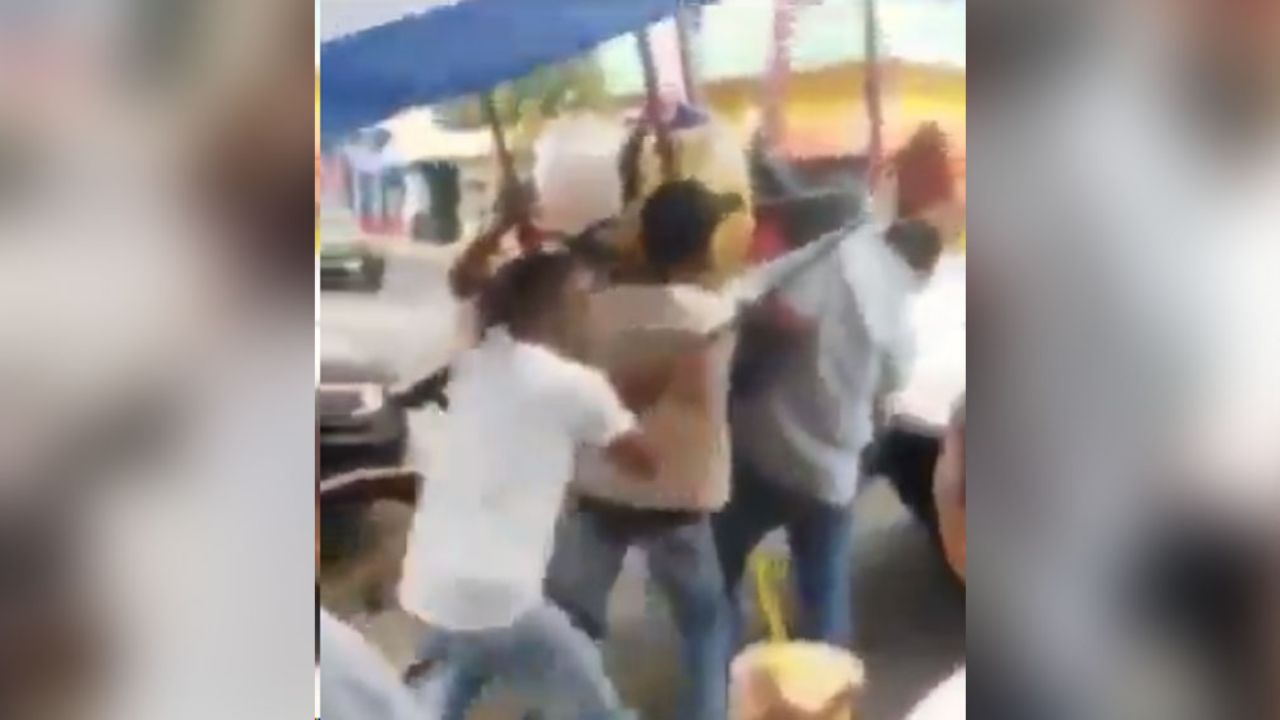 VIDEO: Con gas y toletes, inspectores decomisan triciclo a vendedor de aguas