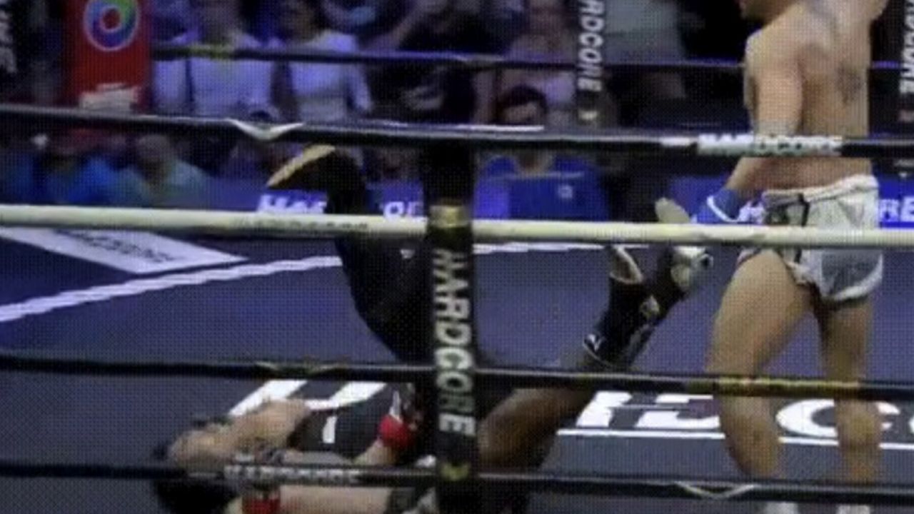 VIDEO: Réferi le salva la vida a peleador tras recibir contundente golpe