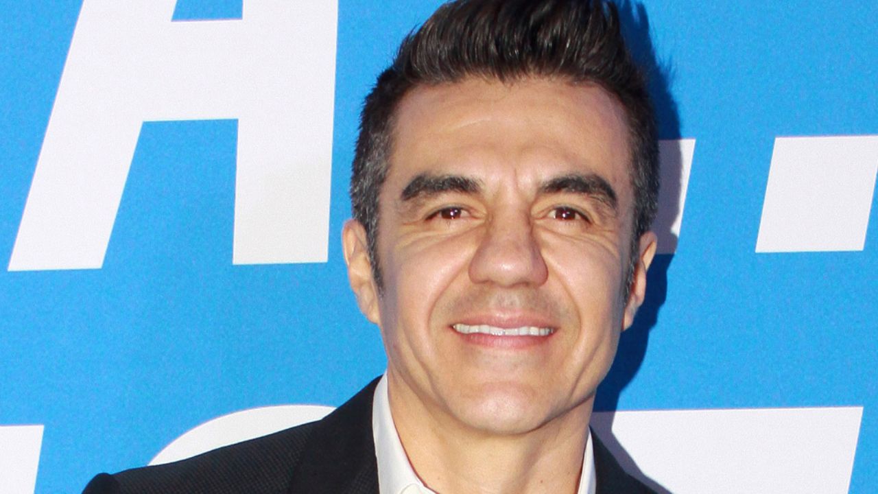 Adrián Uribe seguiría vigente dentro de Televisa ¿por un poderoso padrino?