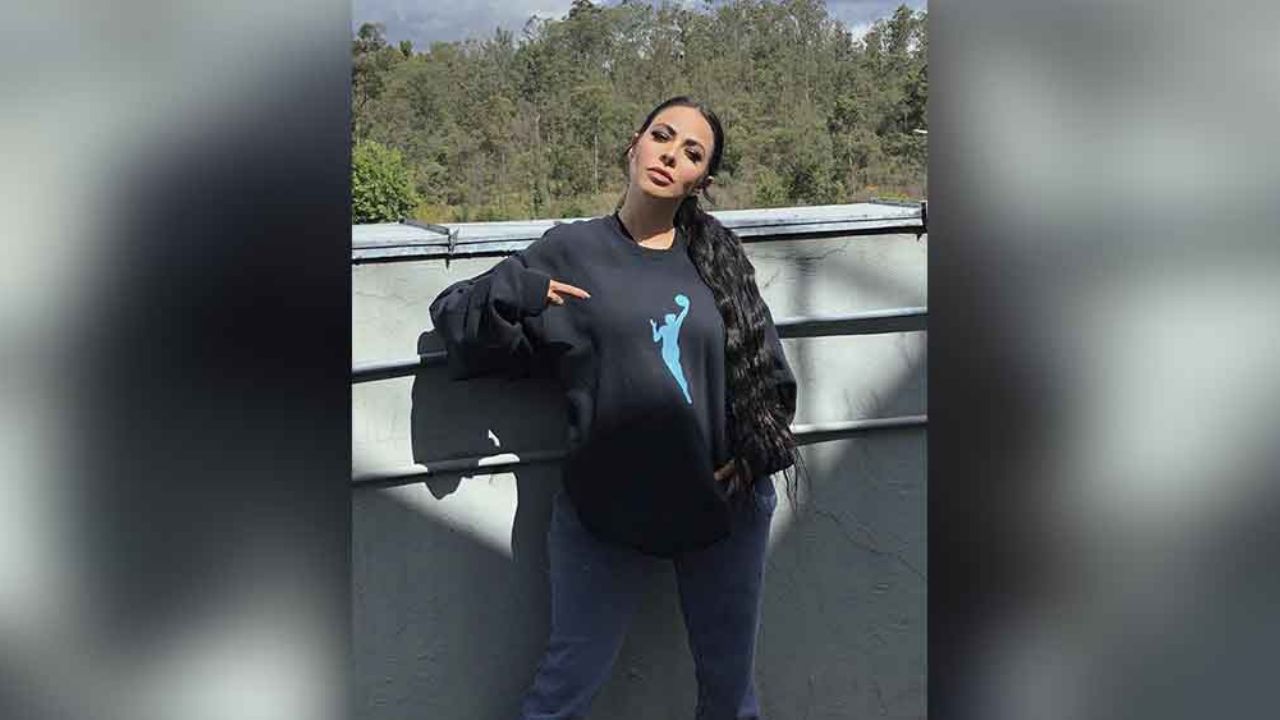 Sobre la arena, Jimena Sánchez asolea sus atributos en atractivo bikini